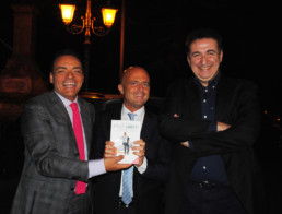 Con l'inviato di Strscia la Notizia Luca Abete e il conduttore tv Roberto Giacobbo