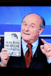 Gerry Scotti, a Striscia la Notizia su Canale 5, ha presentato il libro Alberto Sordi segreto