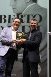 Igor Righetti premia il fotografo delle star Alessandro Canestrelli.