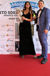 Igor Righetti con il bassotto Byron ed Elisa Isoardi con il suo barboncino Zenit