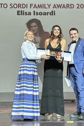 La caporedattrice di Rai Italia Tiziana Ribichesu premia Elisa Isoardi nella sezione televisione