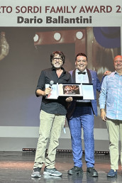 Righetti e il maestro orafo Massimo Palombo che ha realizzato il bassorilievo consegnano il Premio al pittore e attore-trasformista di Striscia la Notizia Dario Ballantini